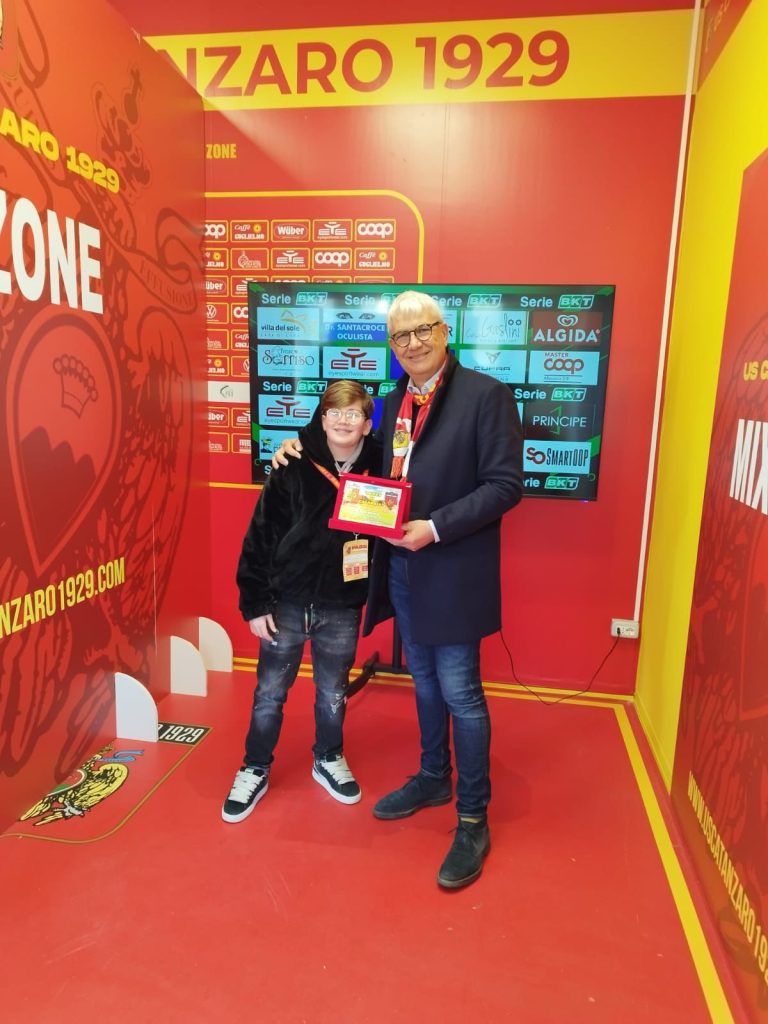 Il tifoso Ernestino Filice premiato dal Presidente del Catanzaro, Noto (foto tratta dai canali ufficiali della Società giallorossa)