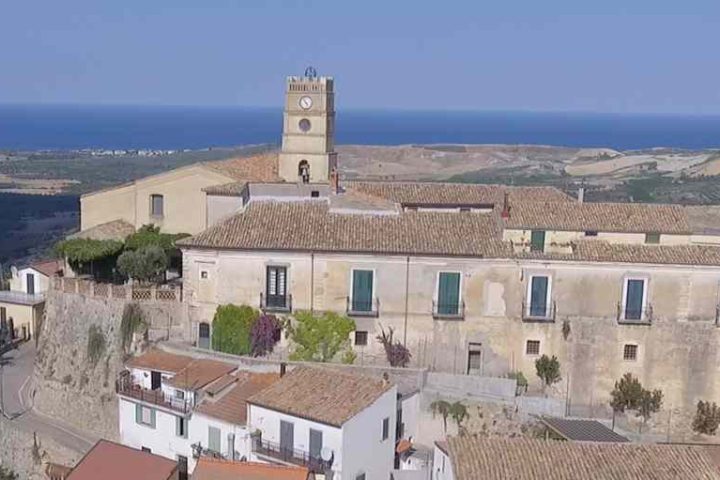 Crosia accelera su turismo e gestione rifiuti: doppio impegno dell’Amministrazione tra sviluppo e responsabilità