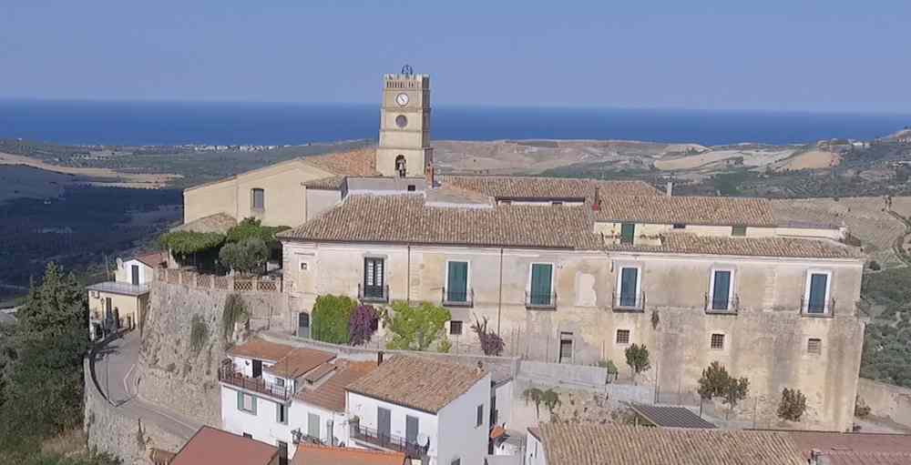 Crosia accelera su turismo e gestione rifiuti: doppio impegno dell’Amministrazione tra sviluppo e responsabilità