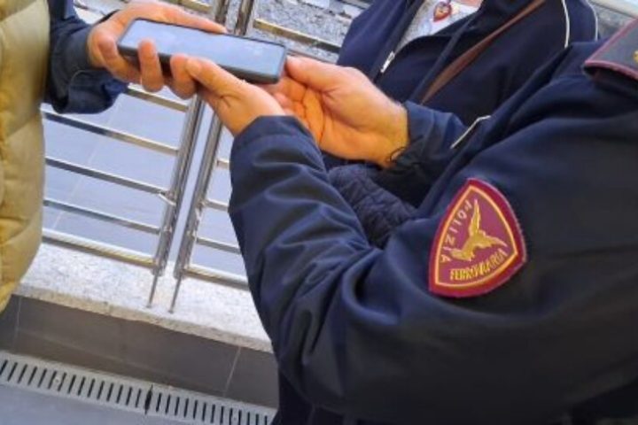 Catanzaro Lido, Polfer rintraccia e denuncia un uomo: restituito lo smartphone rubato a una coppia