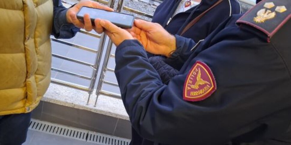 Catanzaro Lido, Polfer rintraccia e denuncia un uomo: restituito lo smartphone rubato a una coppia