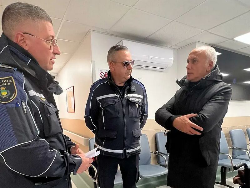 Aggressione a un agente della Polizia locale in pieno centro a Cosenza: cresce l’allarme sicurezza in città