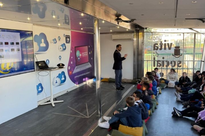 “Una vita da social”: il Truck della Polizia fa tappa a Corigliano-Rossano