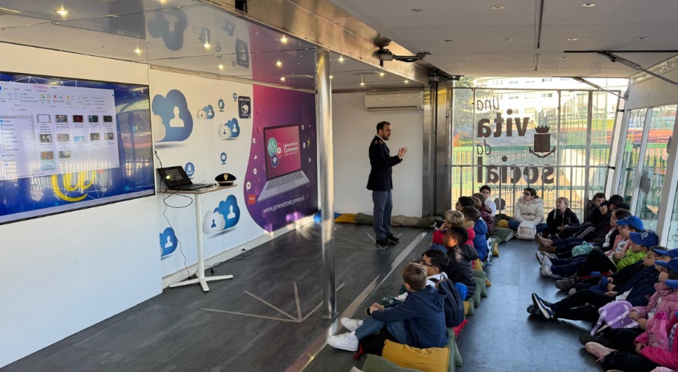 “Una vita da social”: il Truck della Polizia fa tappa a Corigliano-Rossano