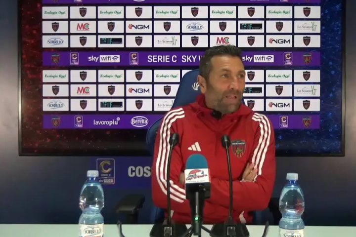 Buscè durante la conferenza stampa del Cosenza
