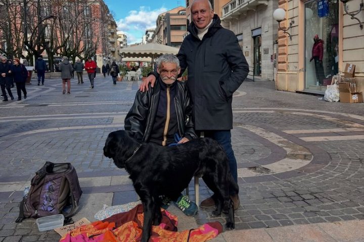 Cristian torna a Cosenza: il clochard aggredito dimesso e di nuovo in città
