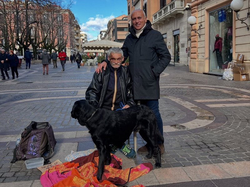 Cristian torna a Cosenza: il clochard aggredito dimesso e di nuovo in città