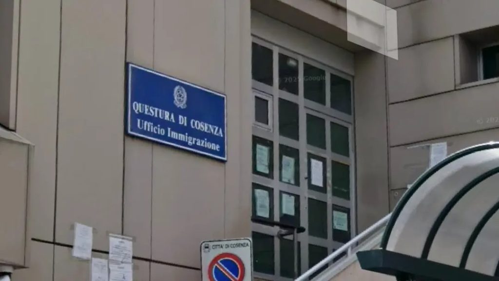 Cosenza, caos all’Ufficio Immigrazione: file interminabili e prassi contestate da ASGI e USB