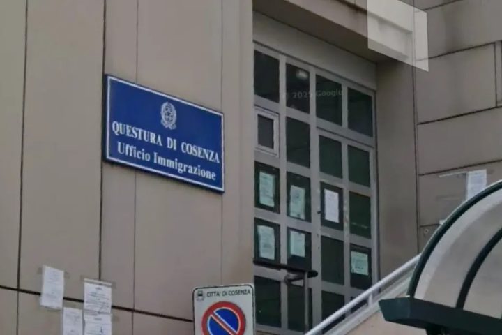 Cosenza, caos all’Ufficio Immigrazione: file interminabili e prassi contestate da ASGI e USB
