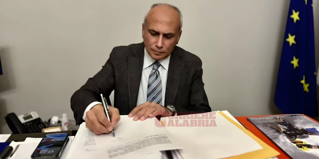 Bilancio approvato, il Pd si spacca: a Cosenza vince la maggioranza di Caruso