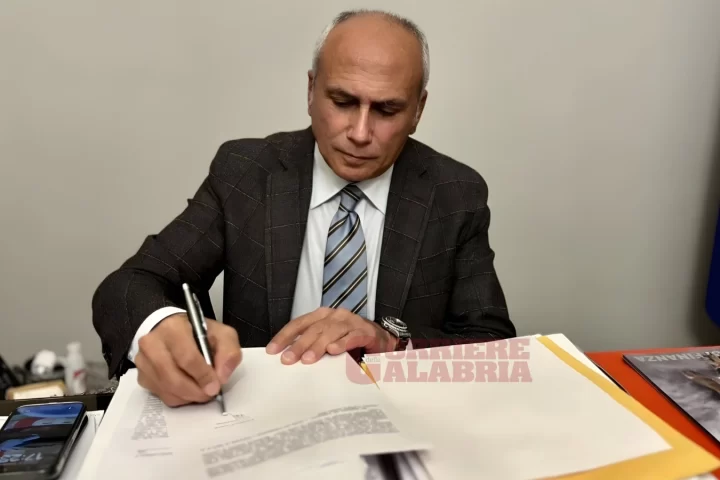 Bilancio approvato, il Pd si spacca: a Cosenza vince la maggioranza di Caruso